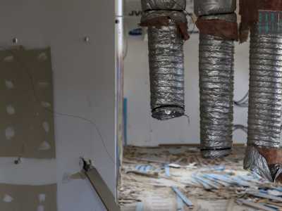 Nel capannone pi� grande, in passato occcupato in parte da un negozio di elettronica, grosse tubature pendono dal soffitto
